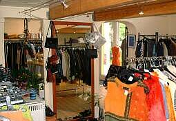 Große Auswahl an Secondhand-Kleidung, Schuhen, Taschen, Schmuck
