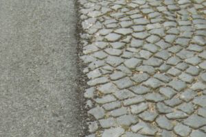 Das gute alte Kopfsteinpflaster musste einer modernen Asphaltdecke weichen